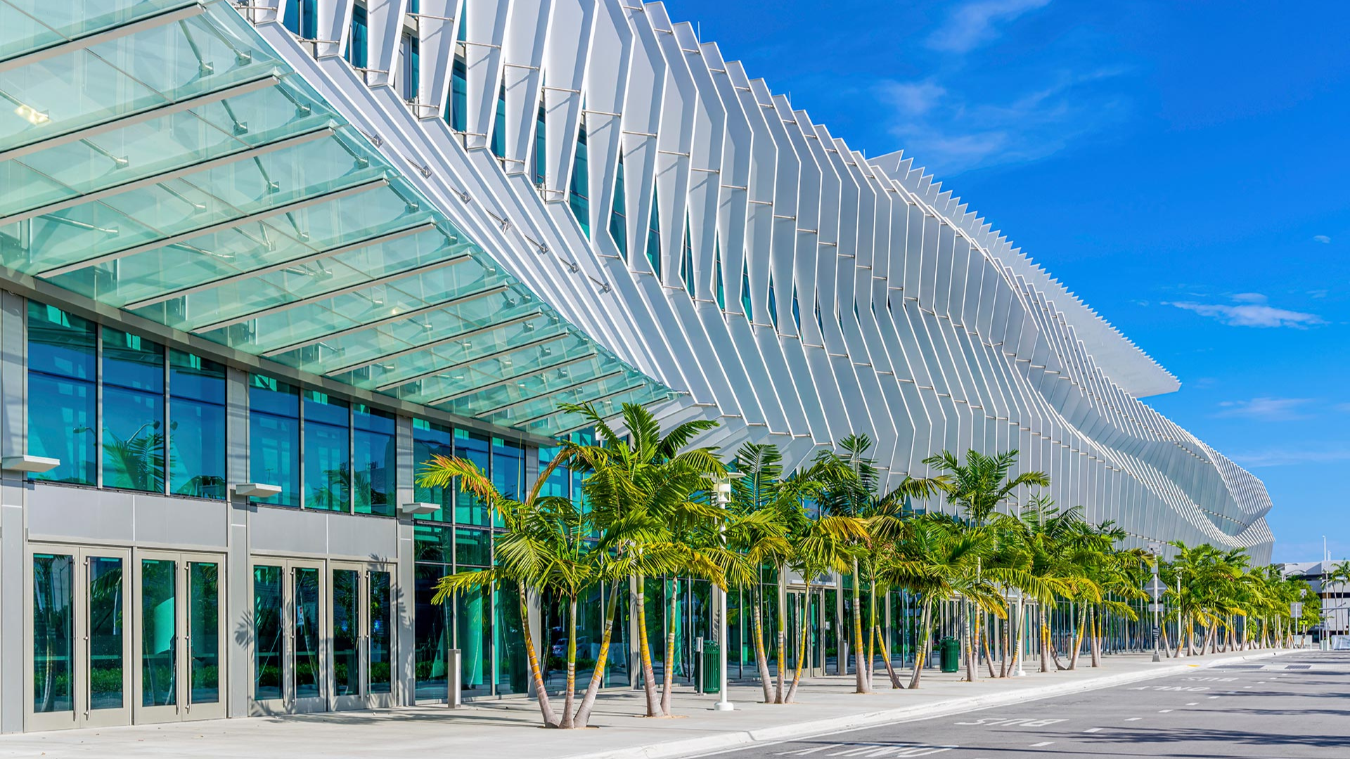 Miami Beach Convention Center (fachada renovada): Diseño contemporáneo, sostenibilidad y un guiño a la vida costera en su fachada inspirada en olas.