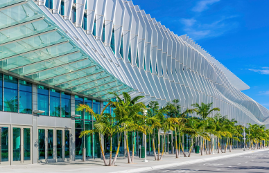 Miami Beach Convention Center (fachada renovada): Diseño contemporáneo, sostenibilidad y un guiño a la vida costera en su fachada inspirada en olas.